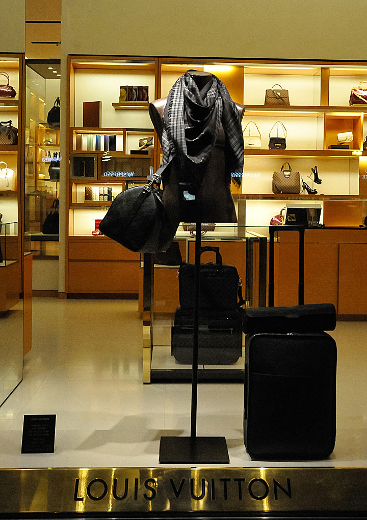 Louis Vuitton window displays, Budapest » Retail Design Blog  Window  display design, Visual merchandising, Visual merchandising displays