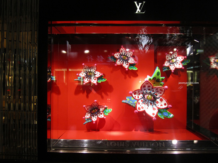 Louis Vuitton Lucky Winter Window Display 2012 - Best Window Displays