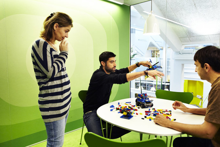 http://retaildesignblog.net/wp-content/uploads/2012/10/LEGO-PMD-office-by-Rosan-Bosch-Studio-Billund-05.jpg