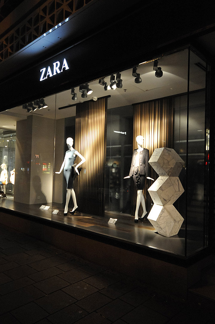 Zara window displays Autumn 2012 Vienna 02