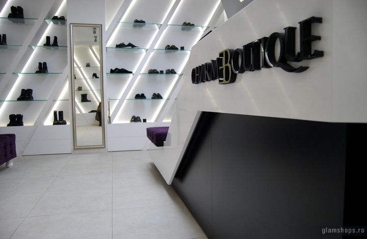 Expired semaphore Mover Charme luxury shoe boutique, Bucharest