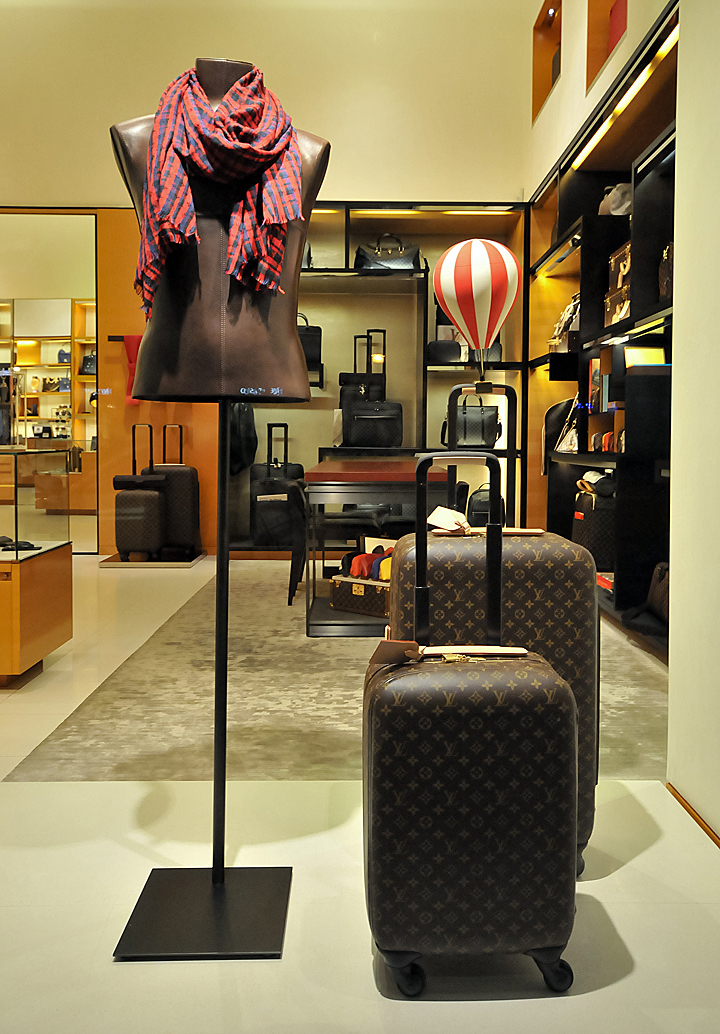 Louis Vuitton window displays, Budapest » Retail Design Blog