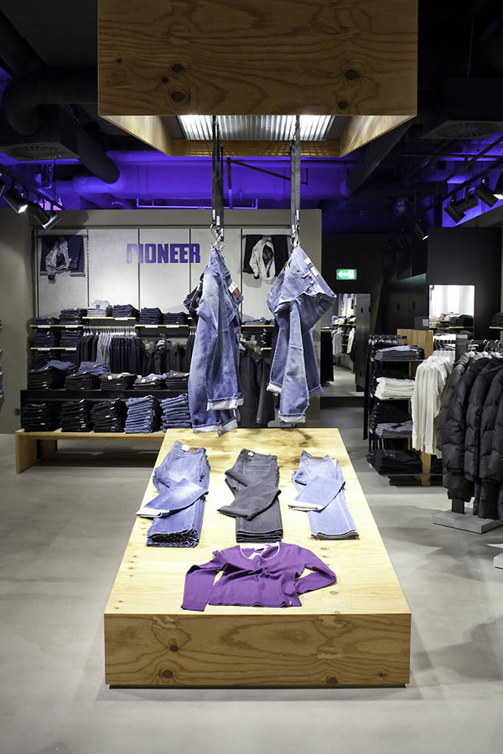 Pioneer flagship store by HALFMANN MENNICKHEIM & Vizona, Wolfsburg – Germany