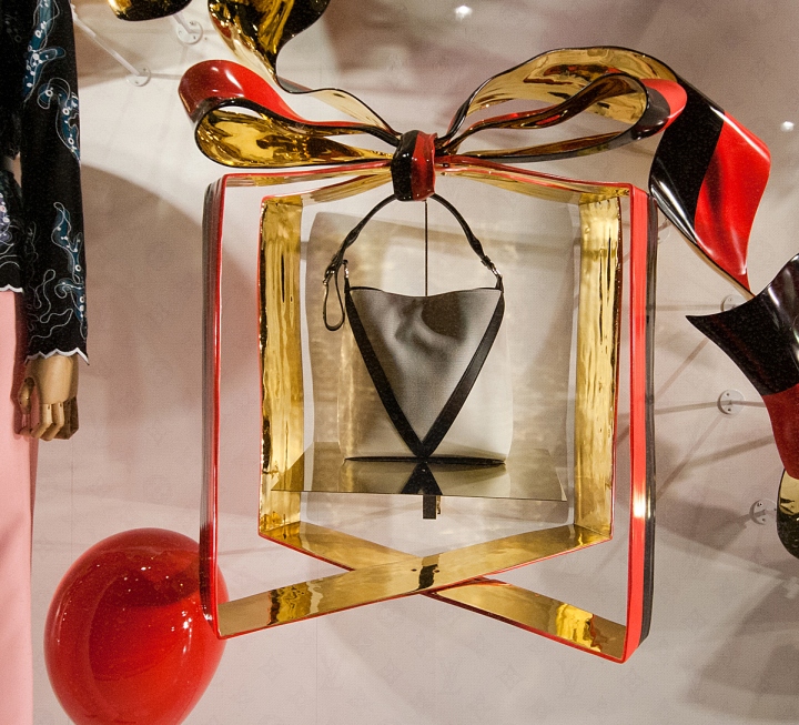 LOUIS VUITTON DECORATES CHRISTMAS with THIER ITEMS Editorial Photo - Image  of economy, news: 134687591