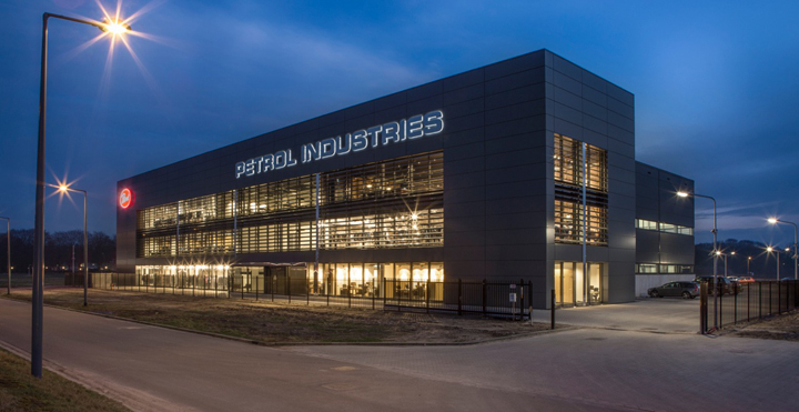 荷兰提尔堡Petrol Industries 服装展厅及办公室设计
