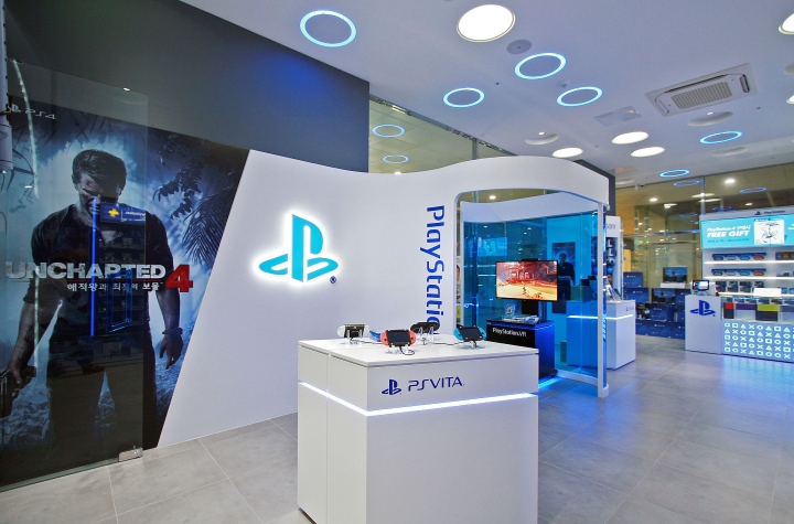 Playstation physical store in South Korea. 🫣 : r/playstation
