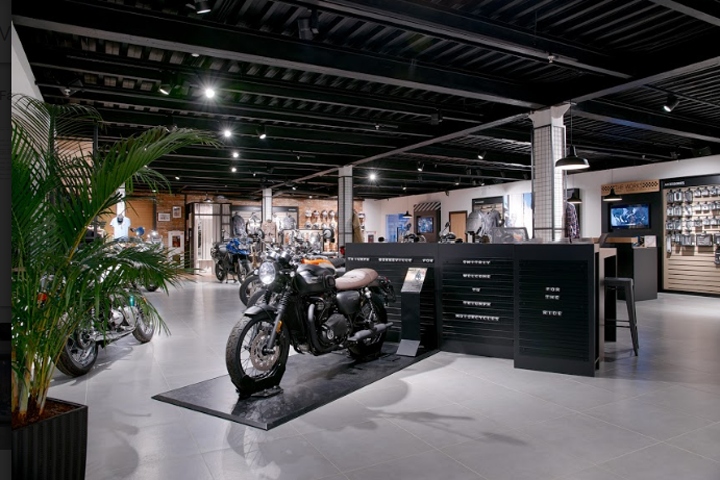 Billy Goat steen Riskant Triumph motorcycle store by Alex Feskov, Moscow – Russia