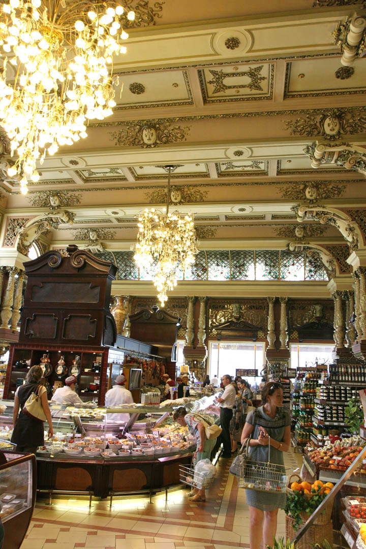 The moscow grocery store. Елисеевский гастроном. Елисеевский магазин Санкт-Петербург витрина. Елисеевский магазин в Москве ГУМ. Елисеевский гастроном витрина.