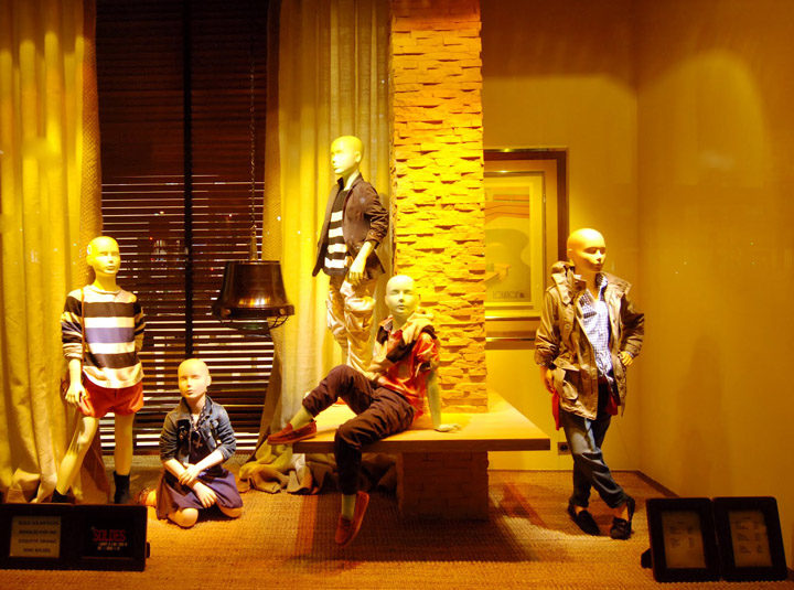 » Massimo Dutti window displays 2012 spring, Paris