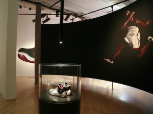 » POP-UP STORES! Nike Zoom LeBron IV pop-up store by Eight Inc., New York