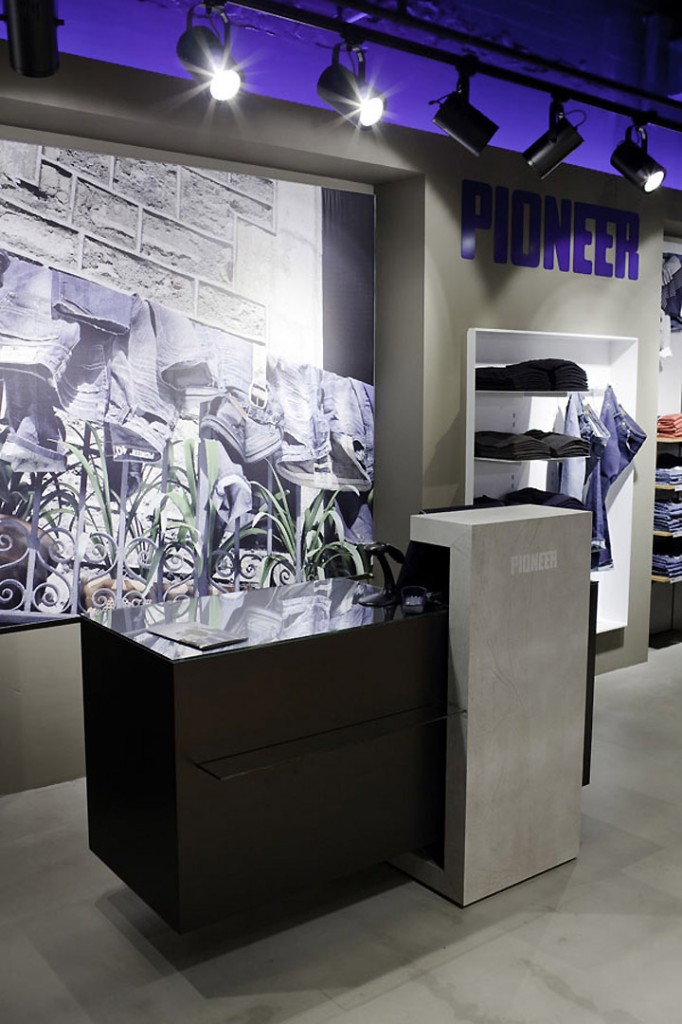 » Pioneer flagship store by HALFMANN MENNICKHEIM & Vizona, Wolfsburg