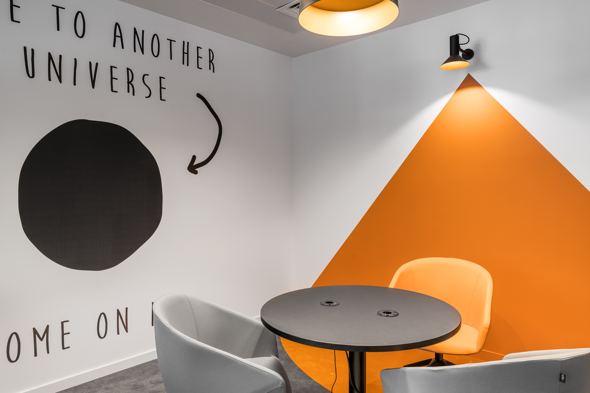 雅高华沙办事处