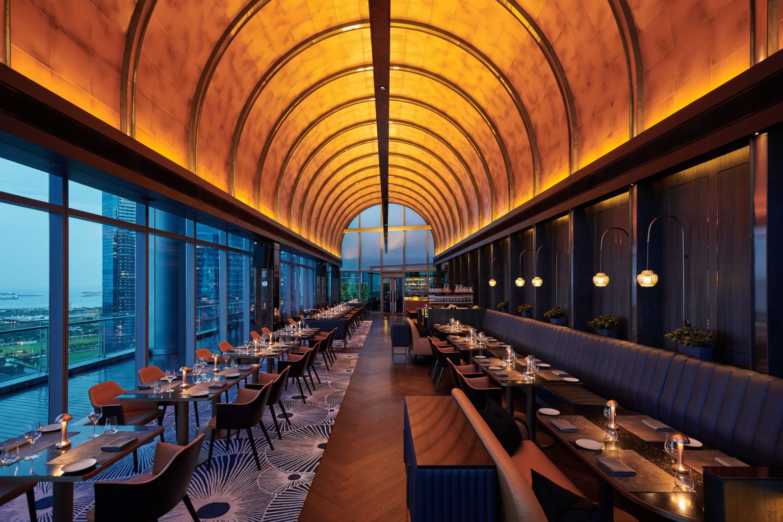 » Overlooking Marina Bay, the new cult restaurant in Singapore is