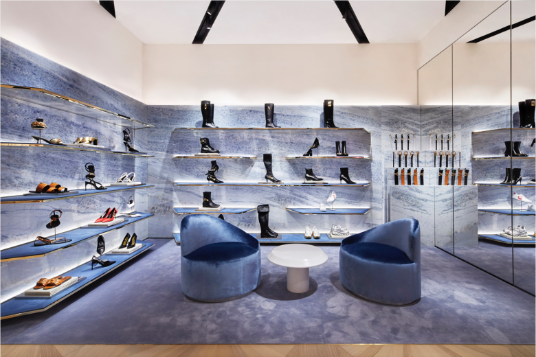 Gangster koffer afstand Versace store by Curiosity