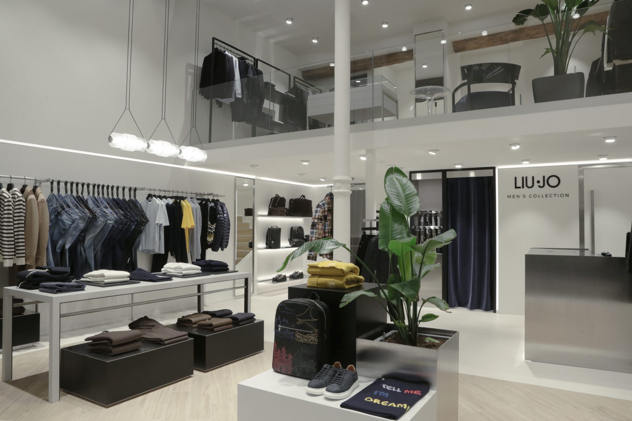 » LiuJo Men’s Collections in Bologna Designed by Poiesis