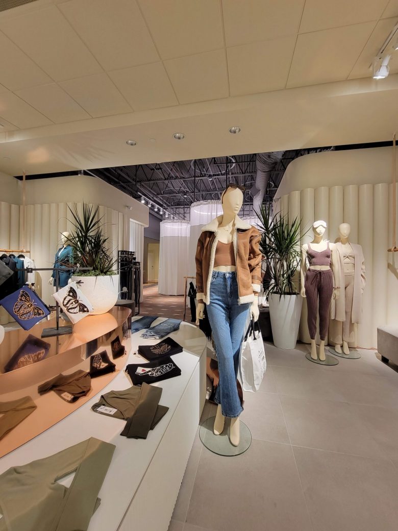 Garage's Connected Pop-Up Store by Groupe Dynamite Inc. - Design Raid