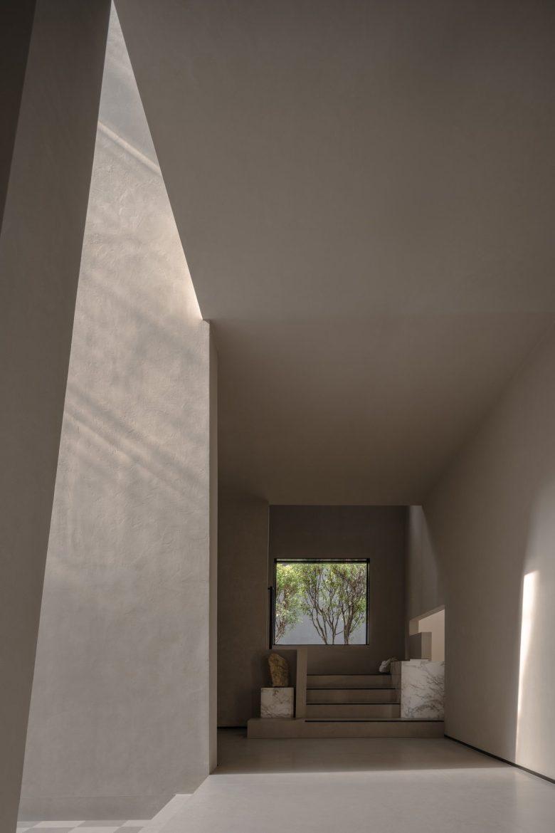 » The gallery of light | E T Textured Tile Foshan Showroom